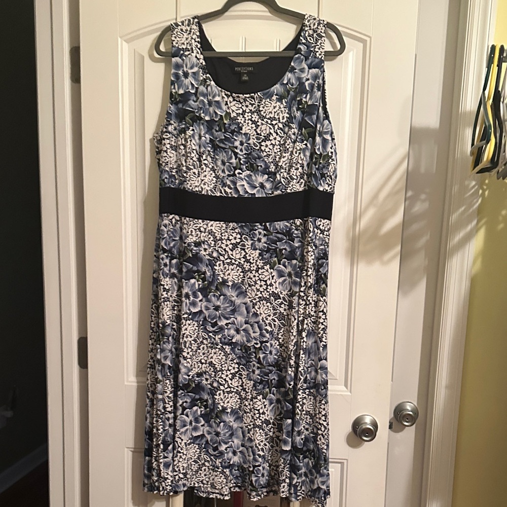 Size 2X Perceptions Blue and White Floral Midi Dress